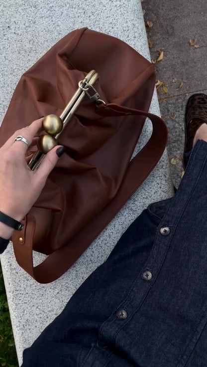 BrownClutchbag,Big Ball Bronze Kiss Lock