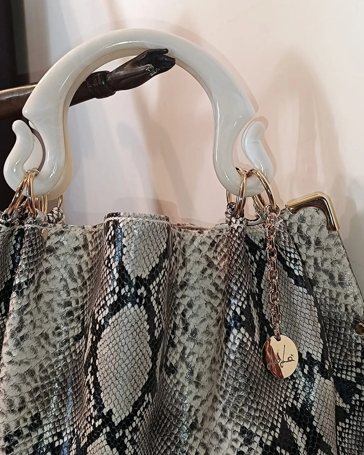Grayish white snake grain, 49x36cm ,with Resin Tortoiseshell Handle