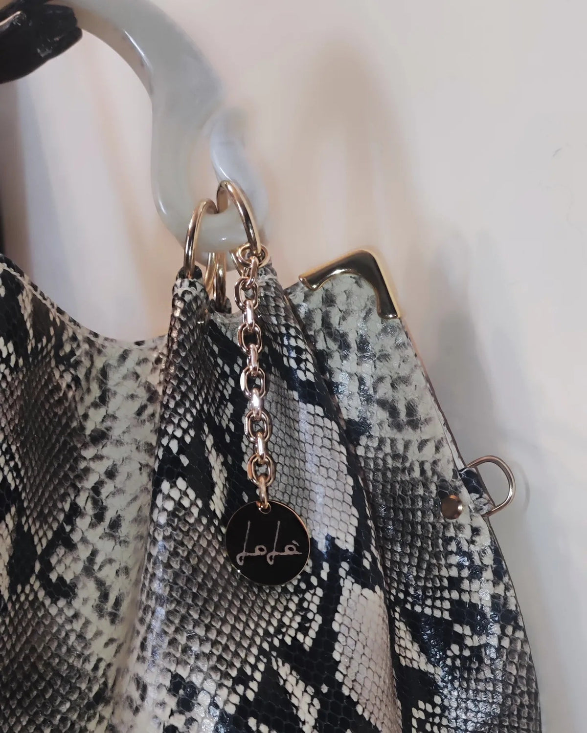 Grayish white snake grain, 49x36cm ,with Resin Tortoiseshell Handle