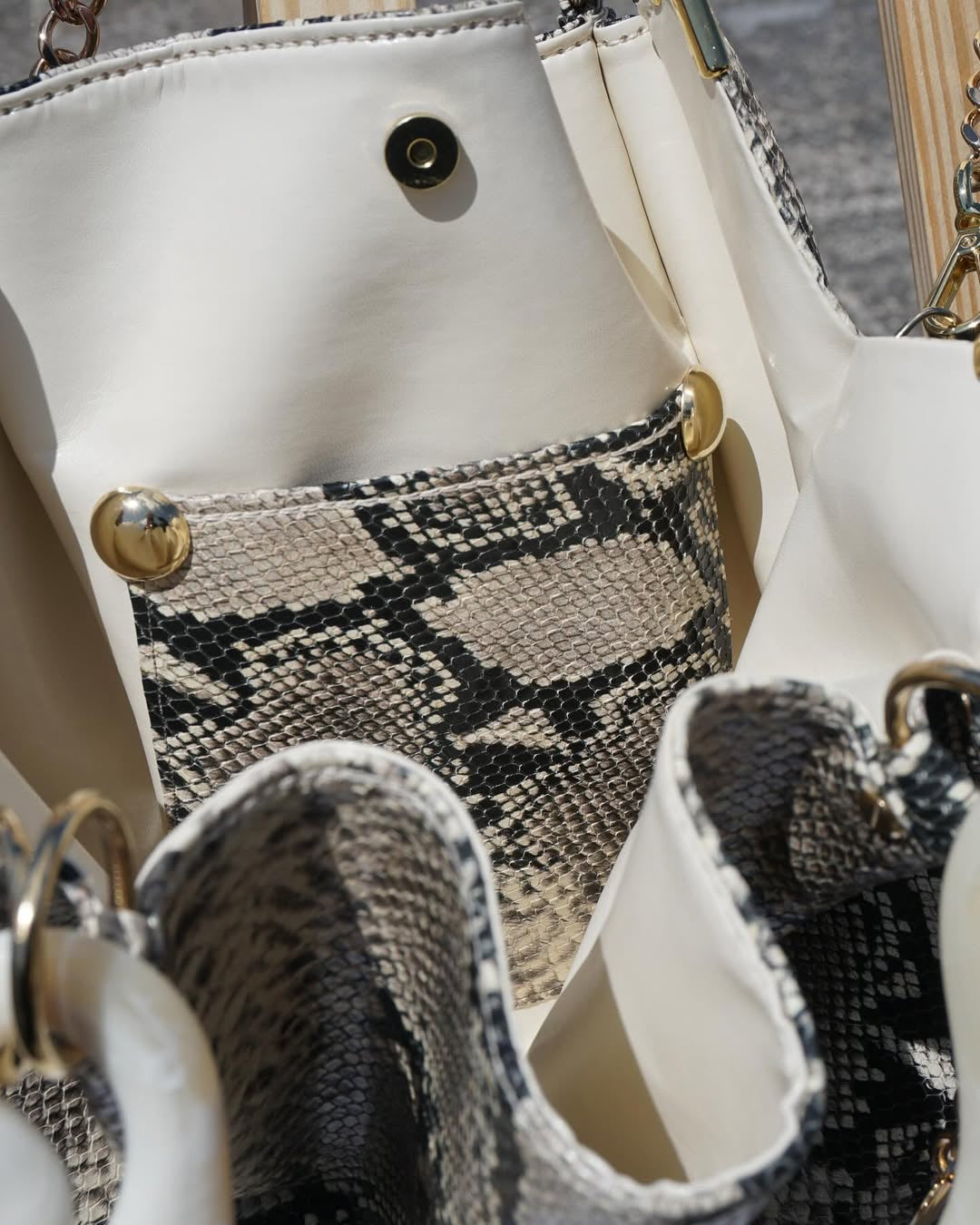 Grayish white snake grain, 49x36cm ,with Resin Tortoiseshell Handle