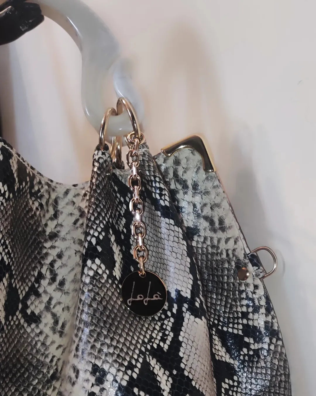 Grayish white snake grain, 49x36cm ,with Resin Tortoiseshell Handle