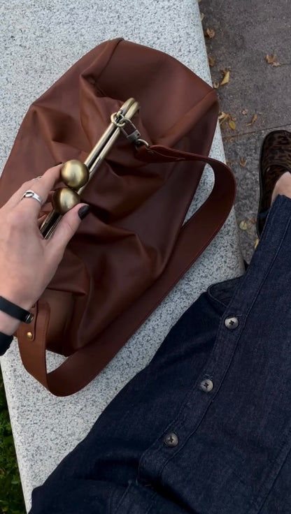 BrownClutchbag,Big Ball Bronze Kiss Lock