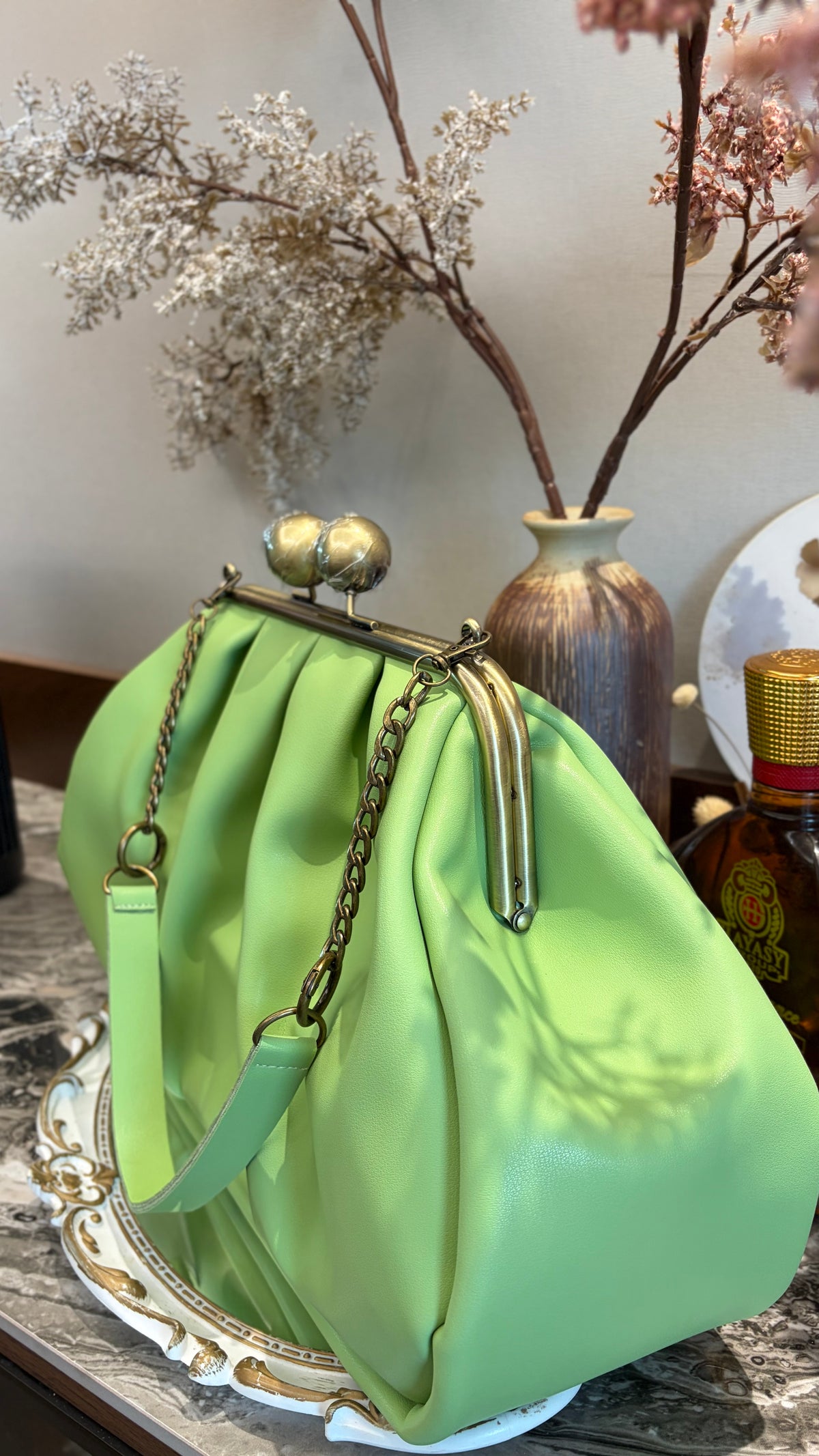 Crispy Green-Apples Clutchbag,Big Ball Kiss Lock
