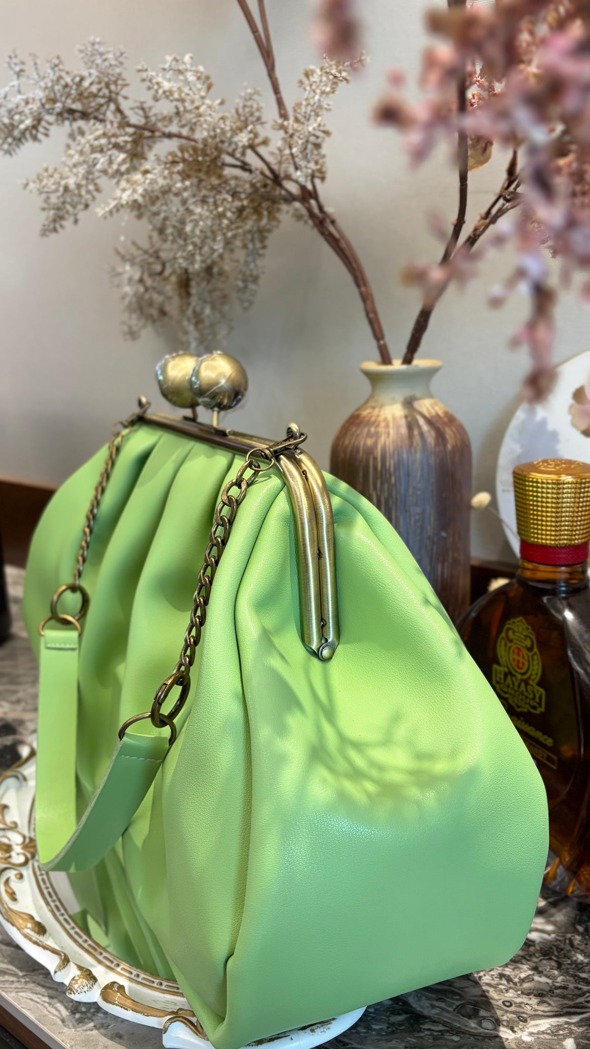Crispy Green-Apples Clutchbag,Big Ball Kiss Lock