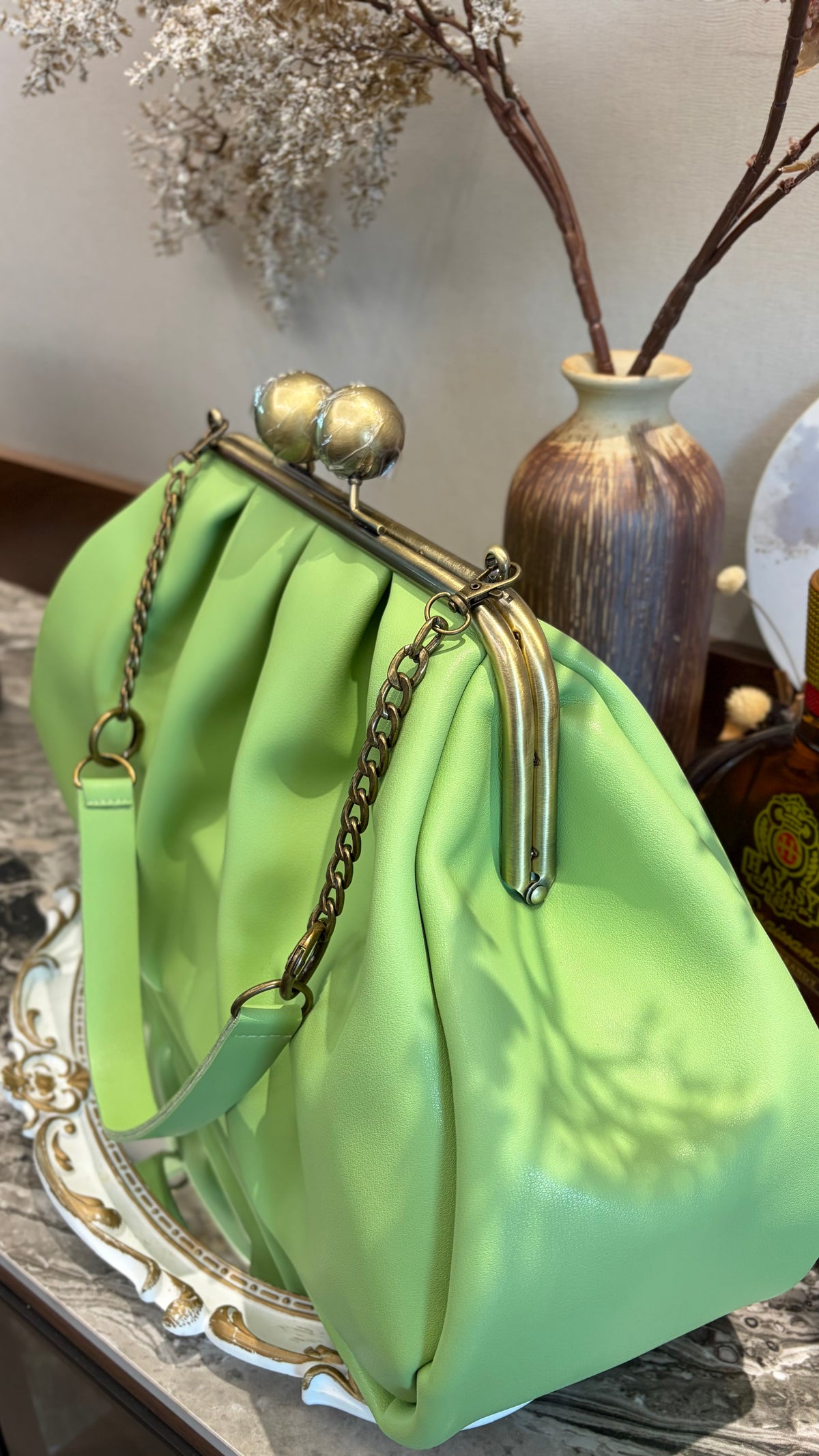 Crispy Green-Apples Clutchbag,Big Ball Kiss Lock