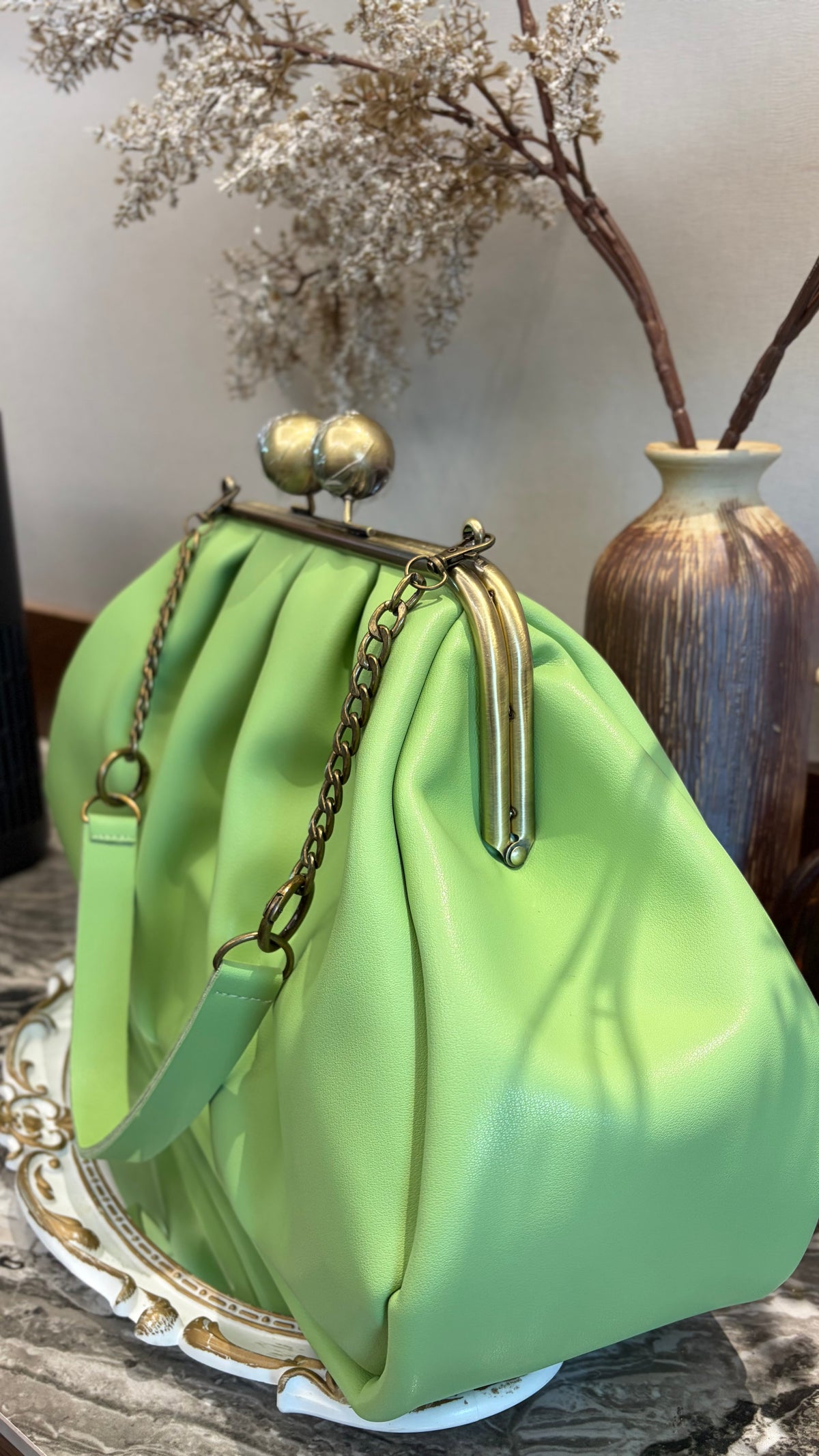 Crispy Green-Apples Clutchbag,Big Ball Kiss Lock