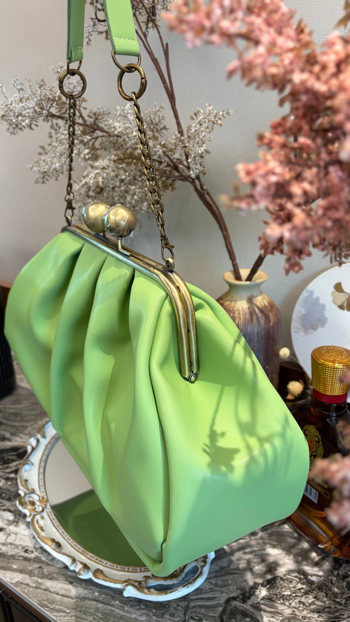 Crispy Green-Apples Clutchbag,Big Ball Kiss Lock