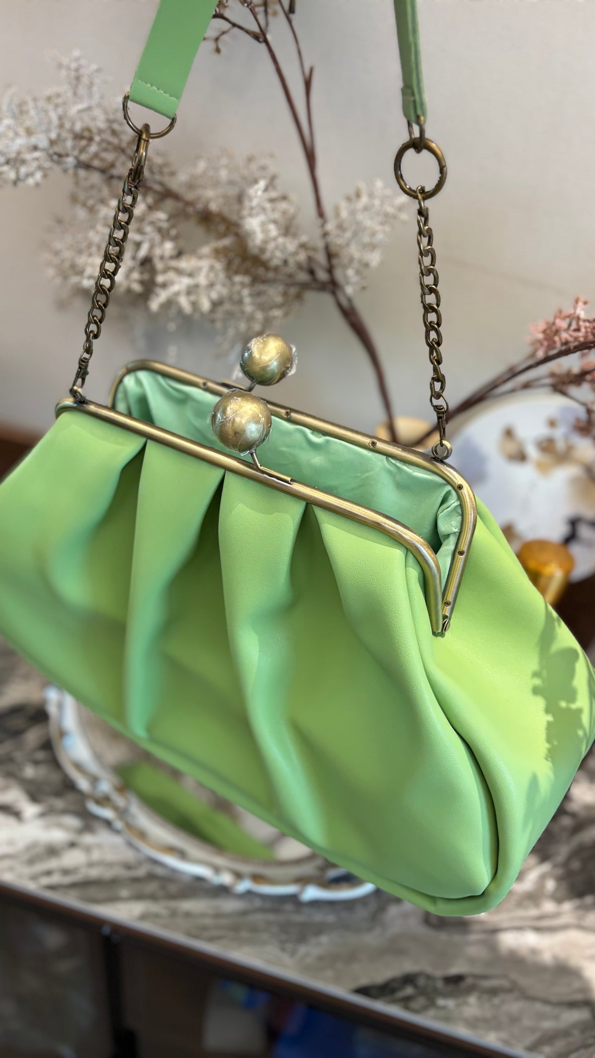 Crispy Green-Apples Clutchbag,Big Ball Kiss Lock