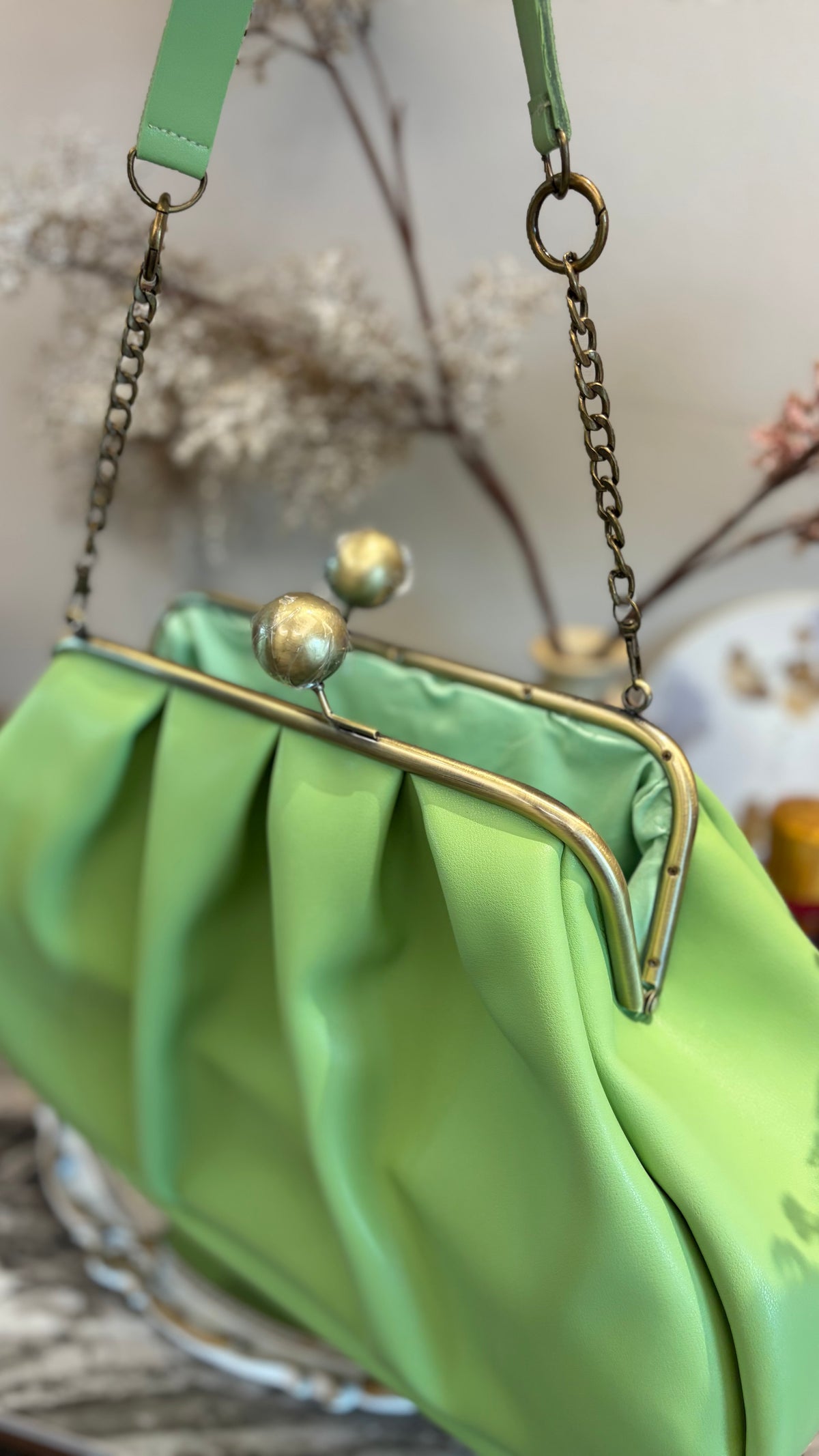 Crispy Green-Apples Clutchbag,Big Ball Kiss Lock